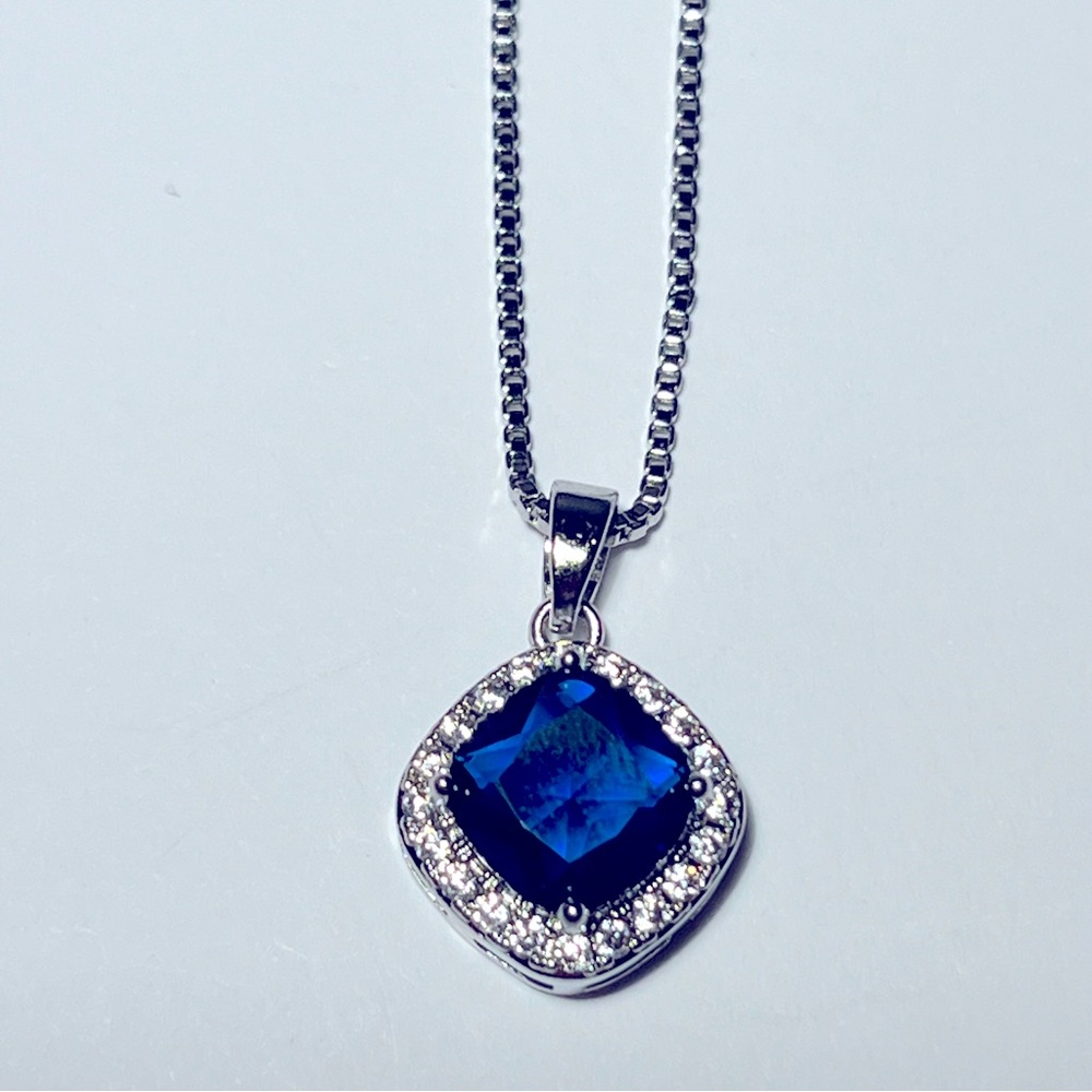 Exquisite Sapphire Pendant with Necklace